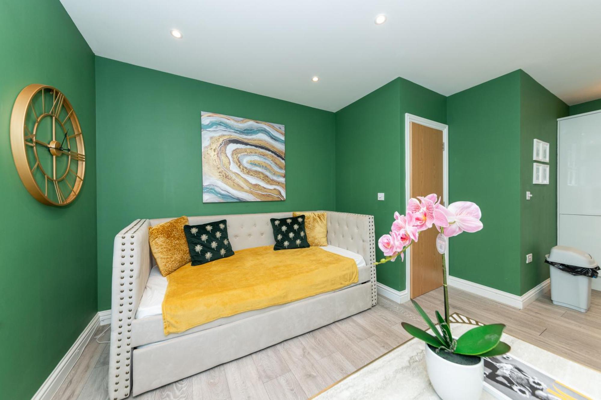 Free Parking Fully Equipped 1 Bedroom Apartment *