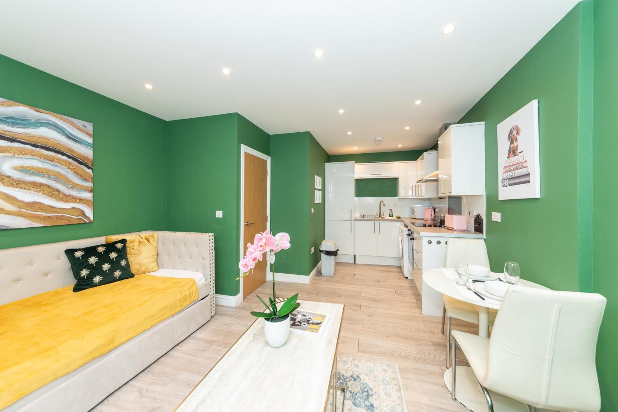 Free Parking Fully Equipped 1 Bedroom Apartment *